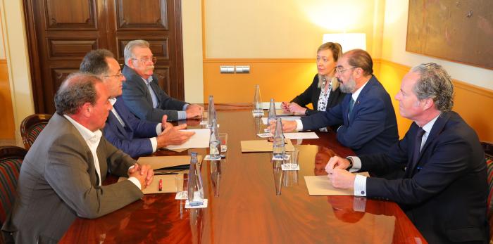 Presidente de Aragón, Javier Lambán, junto con la consejera de Economía, Planificación y Empleo, Marta Gastón, han mantenido una reunión con directivos de la empresa APRC, que va a instalarse en Plaza