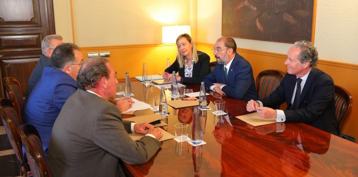 Presidente de Aragón, Javier Lambán, junto con la consejera de Economía, Planificación y Empleo, Marta Gastón, han mantenido una reunión con directivos de la empresa APRC, que va a instalarse en Plaza