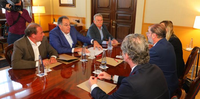 Presidente de Aragón, Javier Lambán, junto con la consejera de Economía, Planificación y Empleo, Marta Gastón, han mantenido una reunión con directivos de la empresa APRC, que va a instalarse en Plaza
