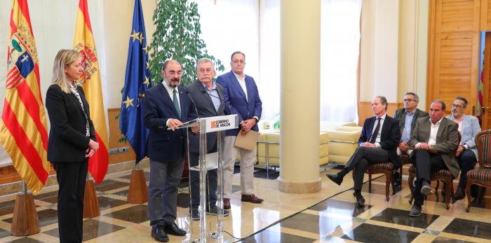 Presidente de Aragón, Javier Lambán, junto con la consejera de Economía, Planificación y Empleo, Marta Gastón, han mantenido una reunión con directivos de la empresa APRC, que va a instalarse en Plaza