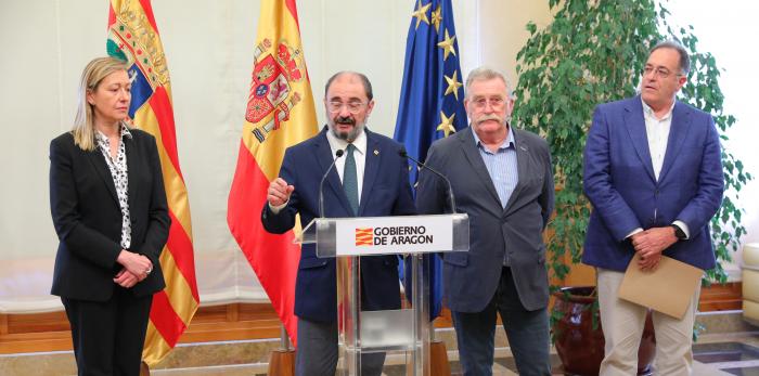 Presidente de Aragón, Javier Lambán, junto con la consejera de Economía, Planificación y Empleo, Marta Gastón, han mantenido una reunión con directivos de la empresa APRC, que va a instalarse en Plaza