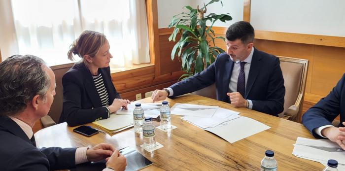 La consejera de Economía, Marta Gastón, se reúne con los promotores de Trucks Stay por un nuevo proyecto que se ubicará en la Plataforma Logística de Zaragoza (Plaza)