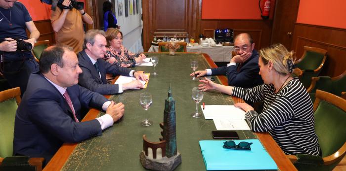 El Presidente de Aragón, Javier Lambán, visita la Cámara de Comercio de Zaragoza, donde se ha reunido con su presidente, Jorge Villarroya, el director general, José Miguel SánchezLUIS CORREAS, Gobierno de Aragón
