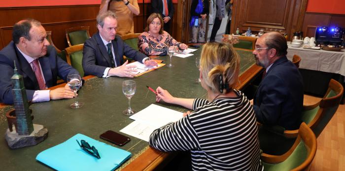 El Presidente de Aragón, Javier Lambán, visita la Cámara de Comercio de Zaragoza, donde se ha reunido con su presidente, Jorge Villarroya, el director general, José Miguel SánchezLUIS CORREAS, Gobierno de Aragón