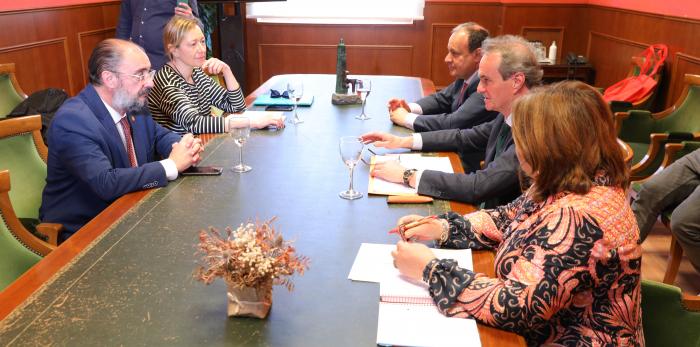 El Presidente de Aragón, Javier Lambán, visita la Cámara de Comercio de Zaragoza, donde se ha reunido con su presidente, Jorge Villarroya, el director general, José Miguel SánchezLUIS CORREAS, Gobierno de Aragón