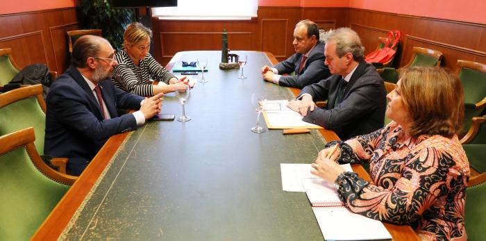 El Presidente de Aragón, Javier Lambán, visita la Cámara de Comercio de Zaragoza, donde se ha reunido con su presidente, Jorge Villarroya, el director general, José Miguel SánchezLUIS CORREAS, Gobierno de Aragón