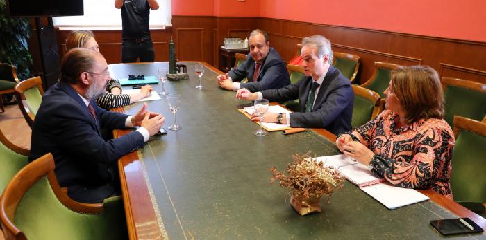 El Presidente de Aragón, Javier Lambán, visita la Cámara de Comercio de Zaragoza, donde se ha reunido con su presidente, Jorge Villarroya, el director general, José Miguel SánchezLUIS CORREAS, Gobierno de Aragón